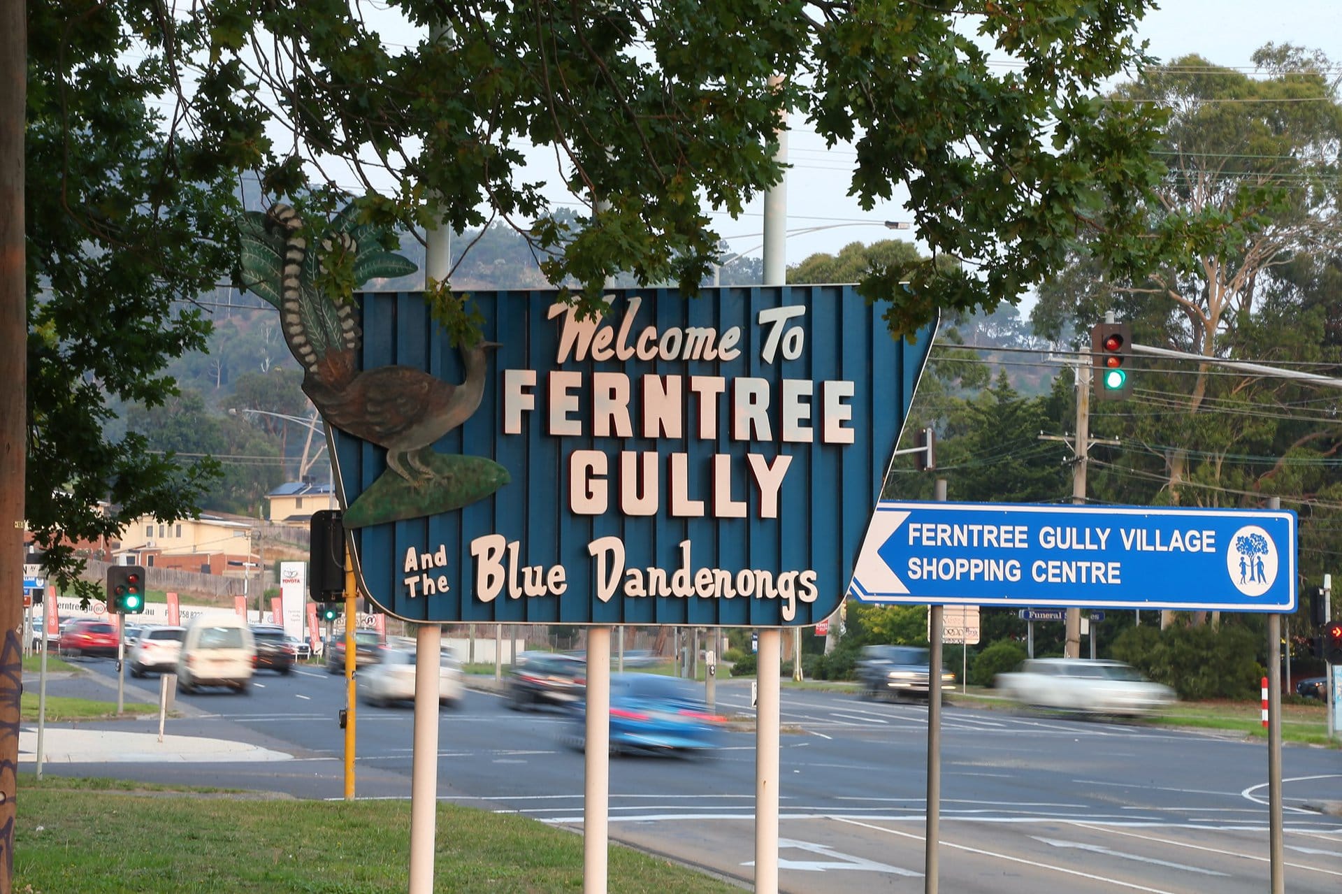 The “Welcome to Ferntree Gully and the Blue Dandenongs” lyrebird sign beside Burwood Highway