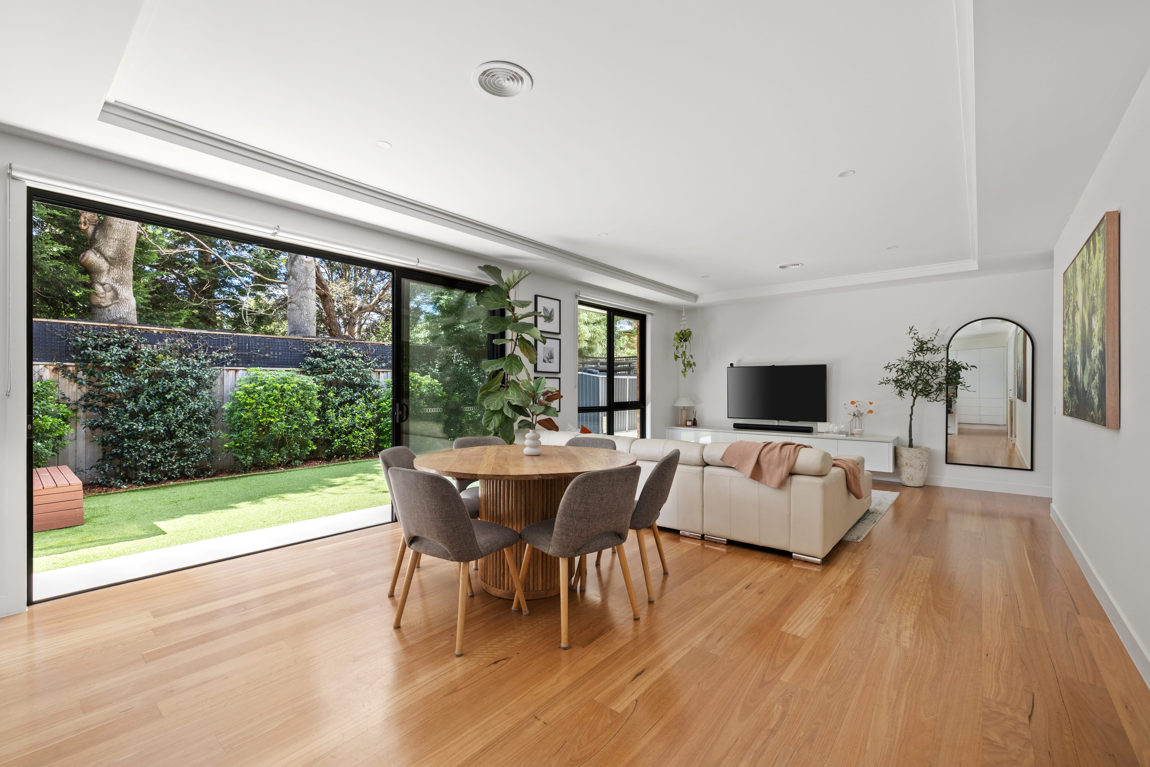 2/25 Linda Crescent, Ferntree Gully — listing photograph 2
