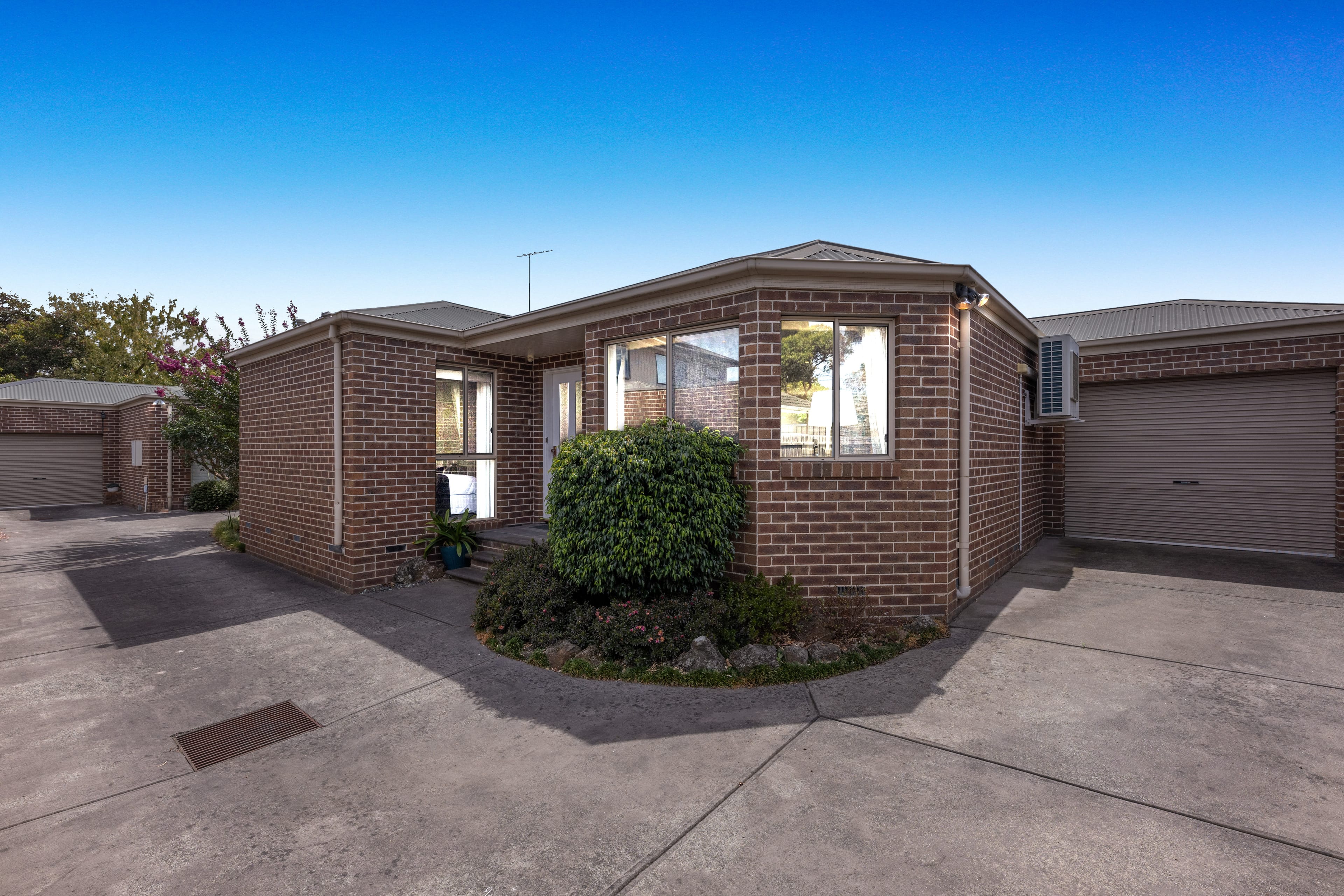 2/47 Harley Street, Knoxfield — listing photograph 2