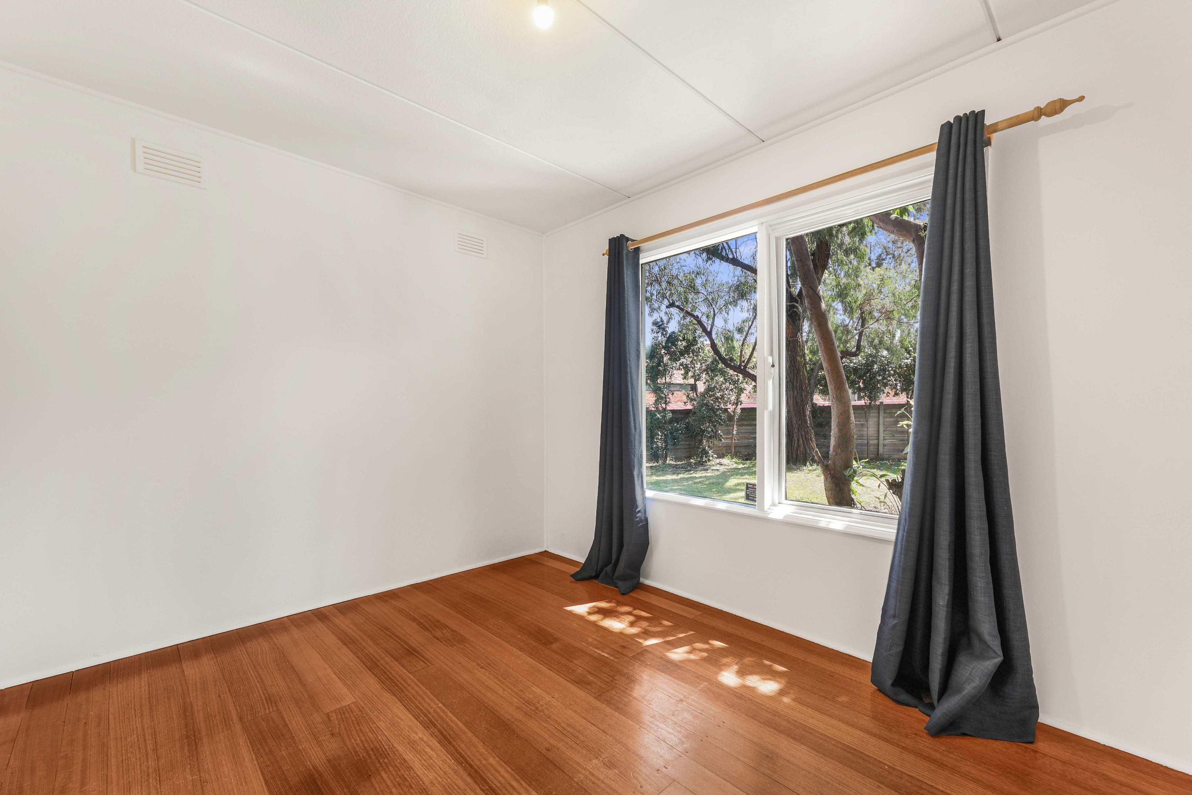 2 Loretto Avenue, Ferntree Gully — listing photograph 9