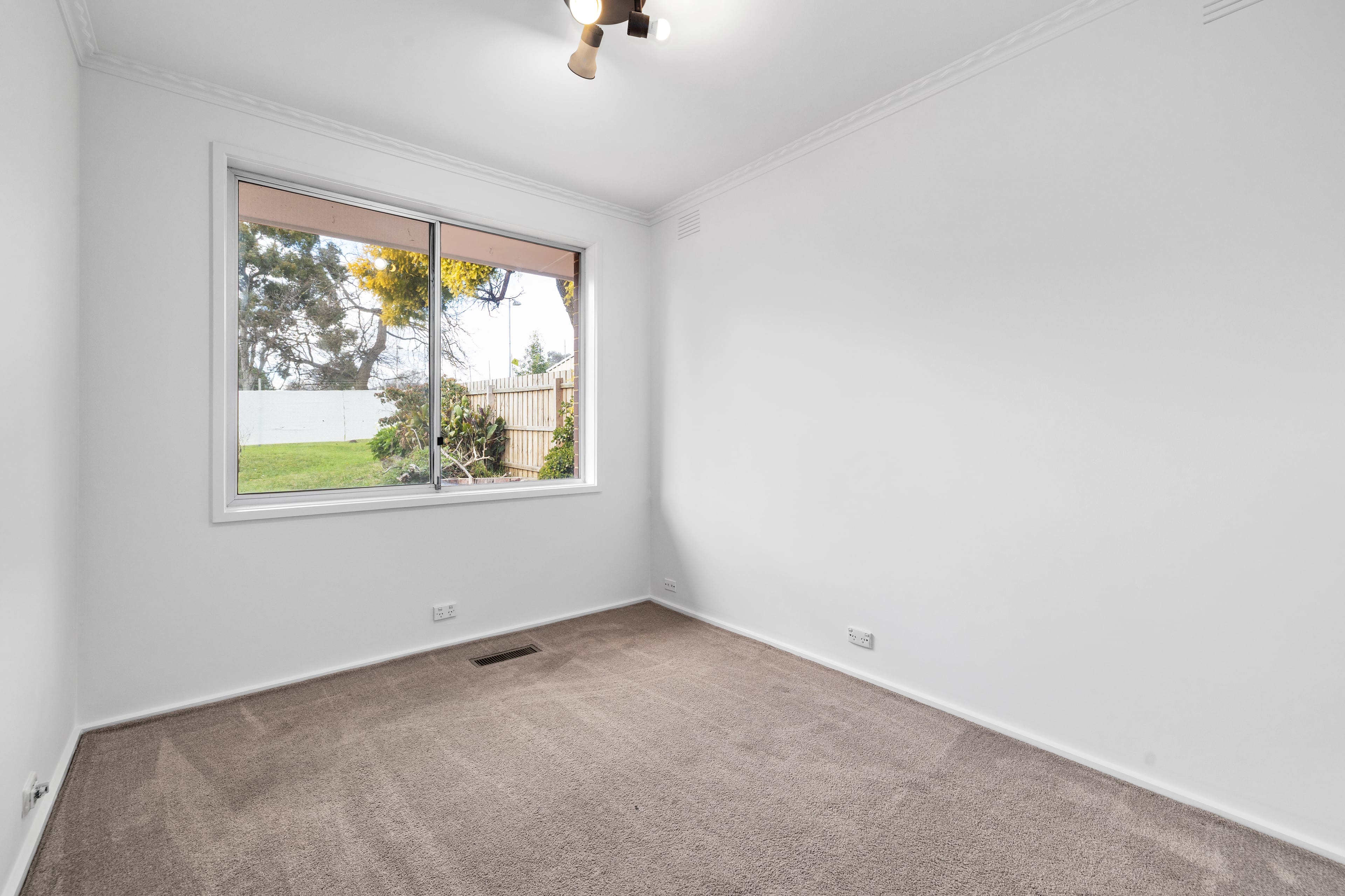 9 Enfield Drive, Bayswater — listing photograph 14