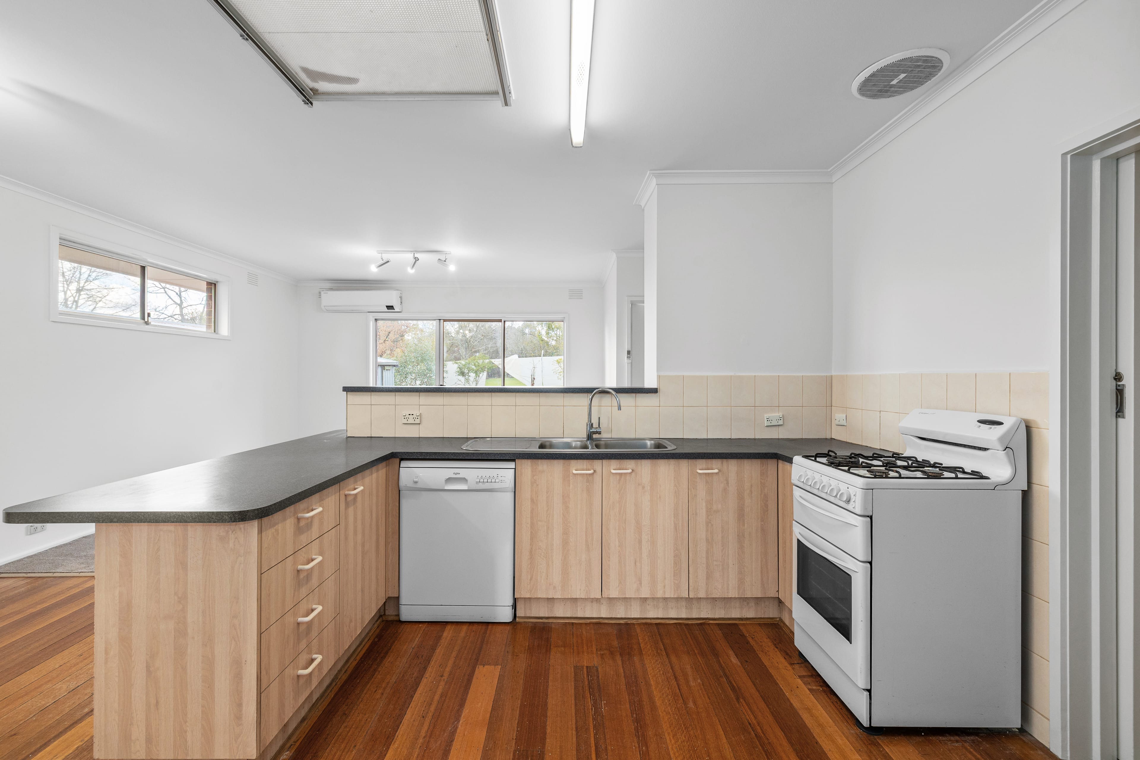 9 Enfield Drive, Bayswater — listing photograph 6