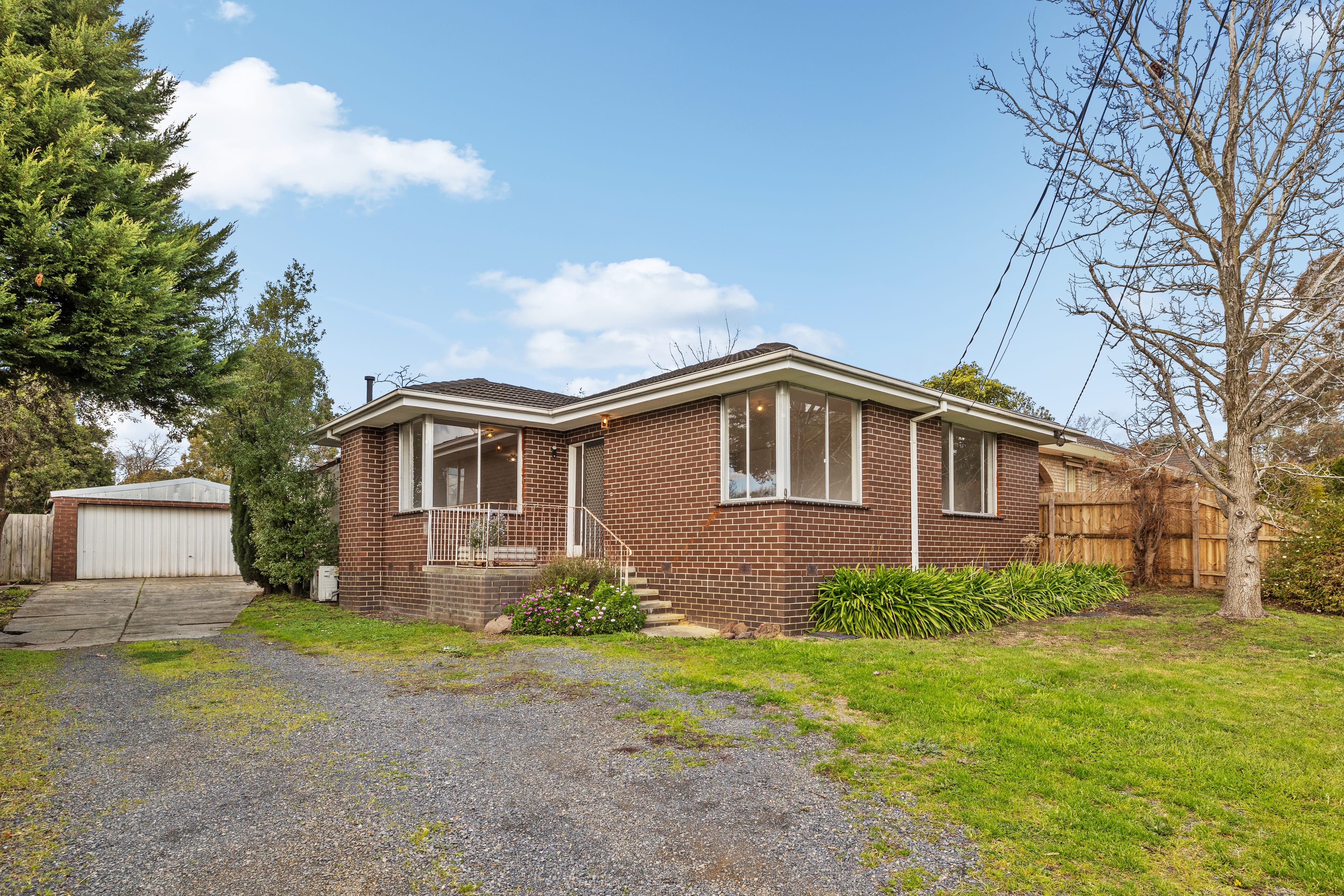 9 Enfield Drive, Bayswater — listing photograph 3