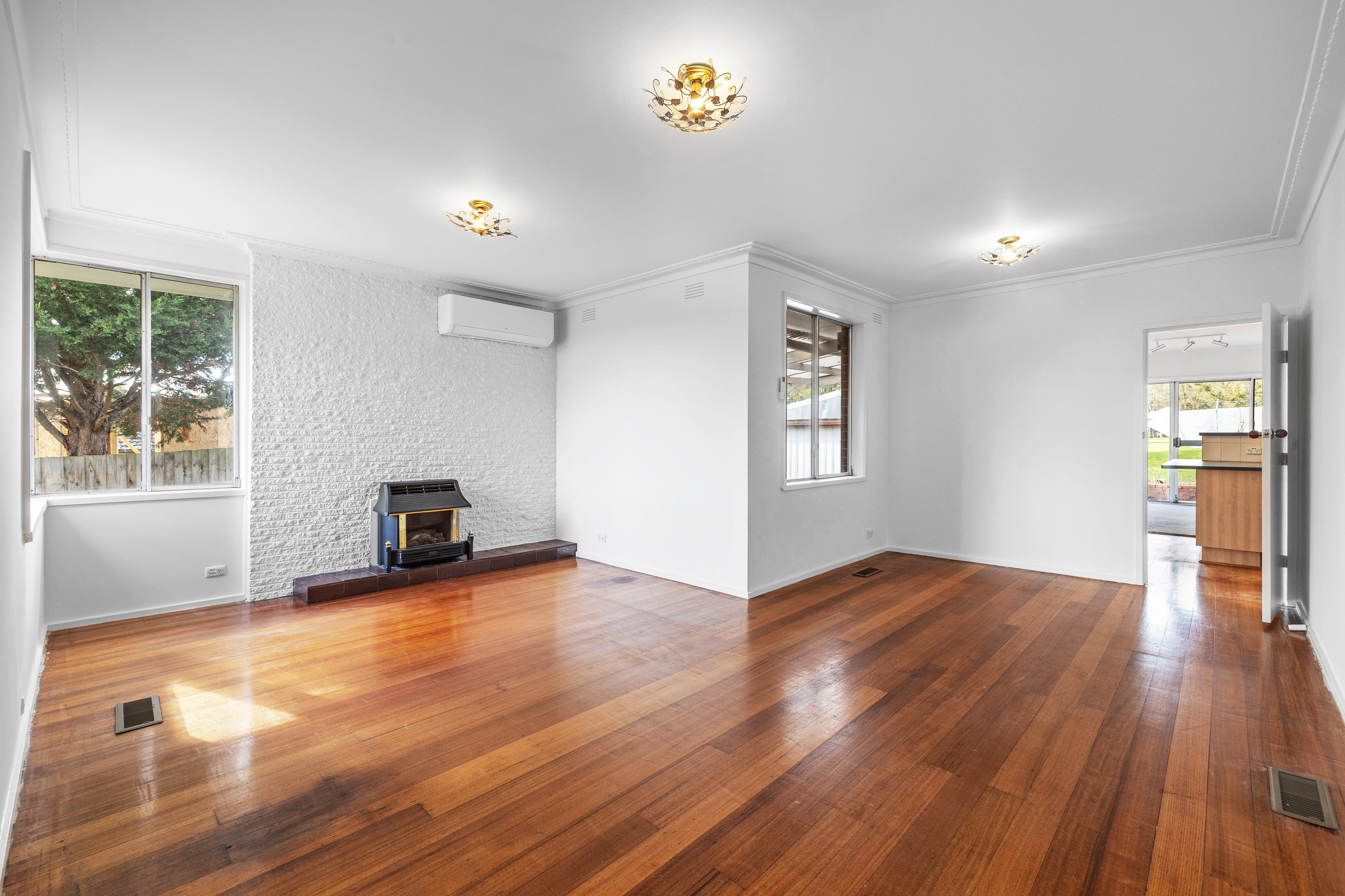 9 Enfield Drive, Bayswater — listing photograph 4