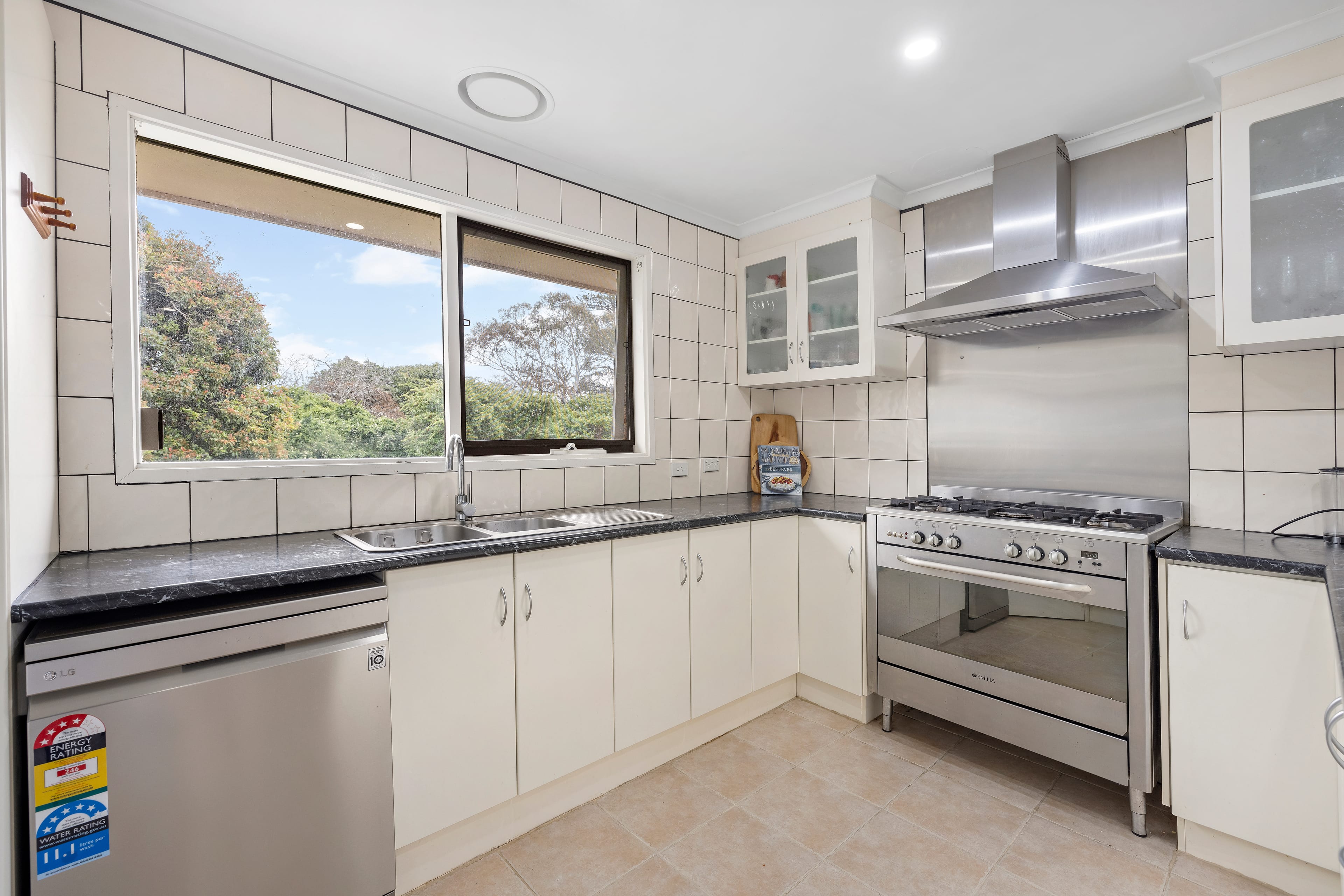 23 Garden Avenue, Boronia — listing photograph 4