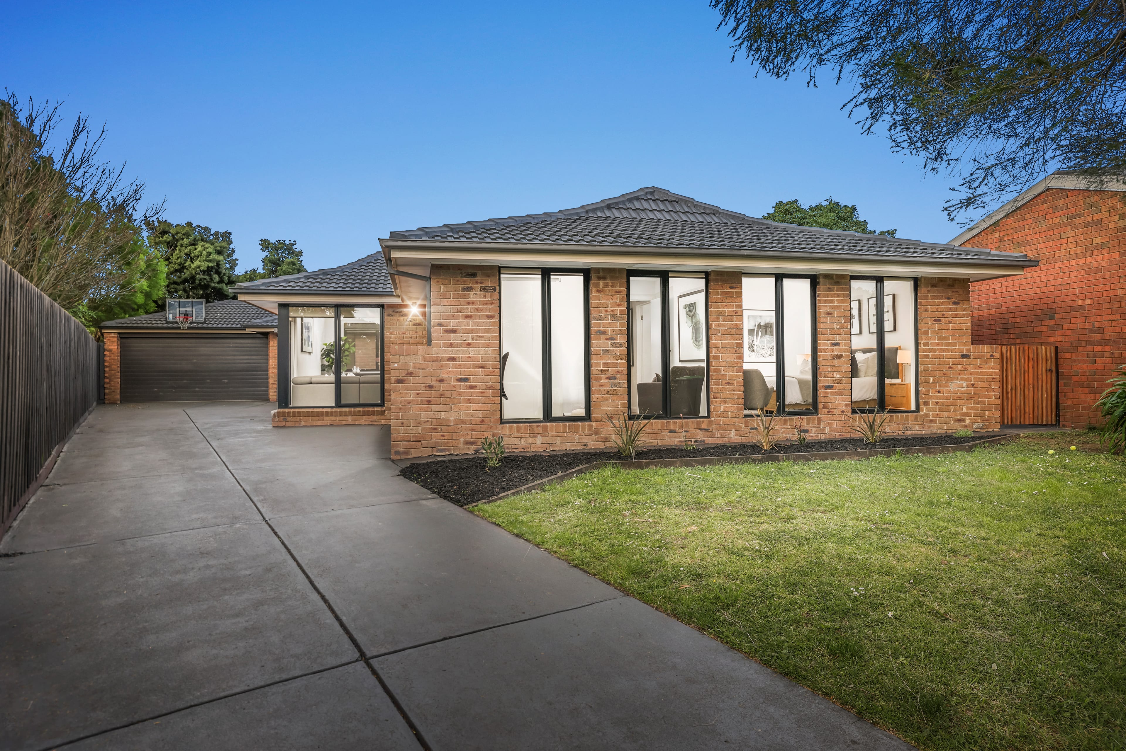 10 Homewood Close, Ferntree Gully — listing photograph 2