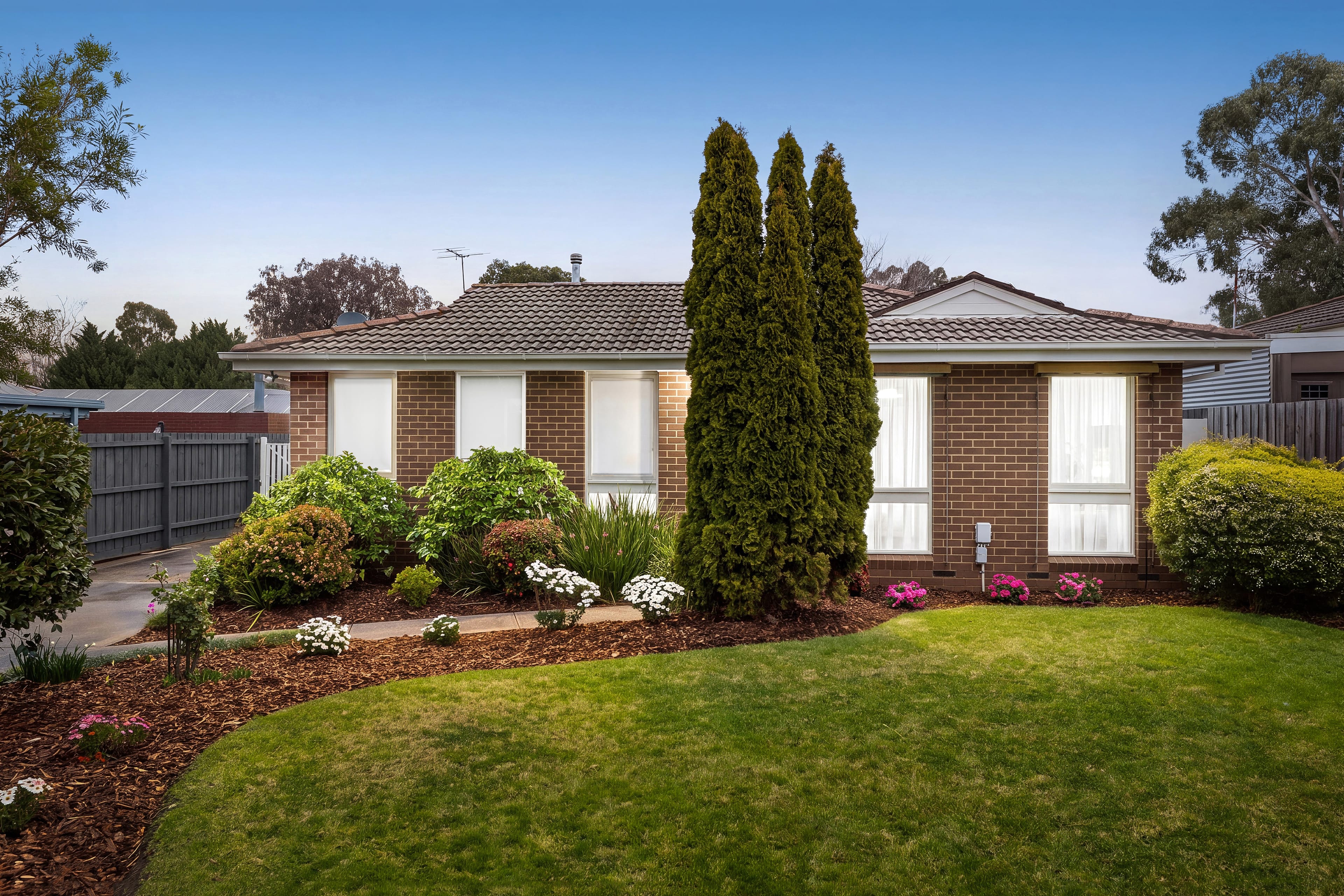 2 Apsley Court, Ferntree Gully — listing photograph 2