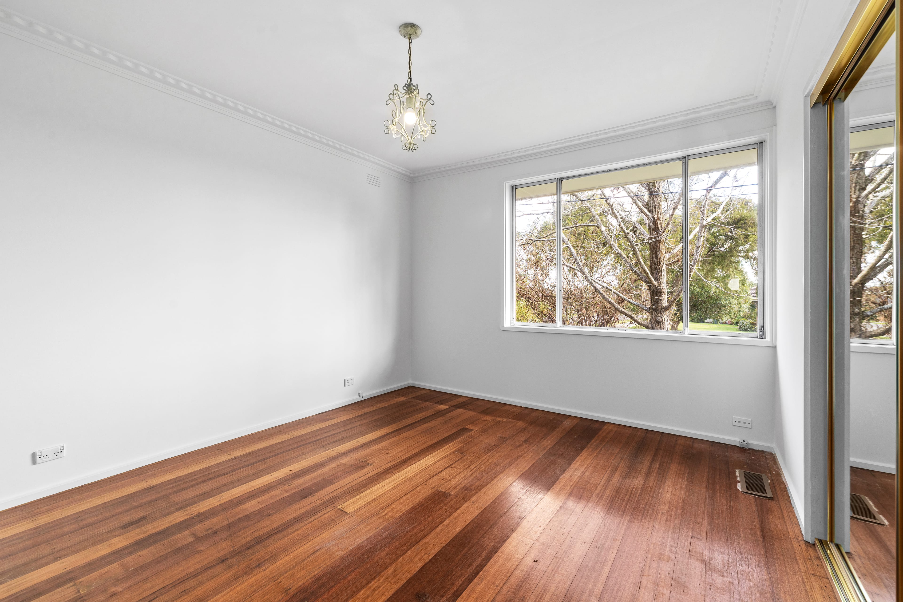 9 Enfield Drive, Bayswater — listing photograph 10