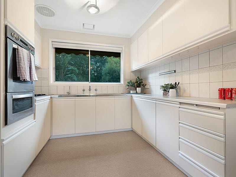 5 Manuka Drive, Ferntree Gully — listing photograph 5