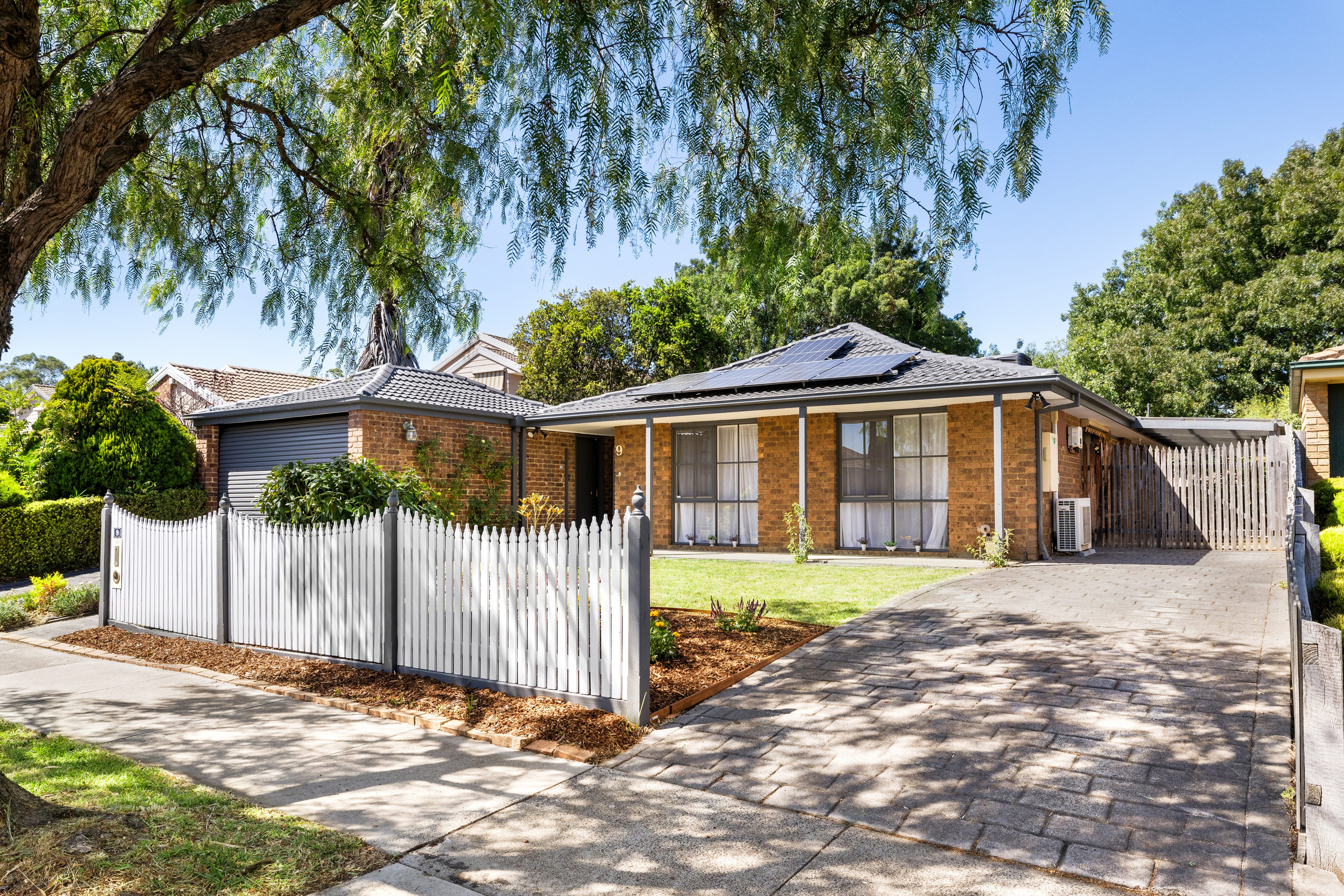 9 Hancock Drive, Ferntree Gully — listing photograph 3