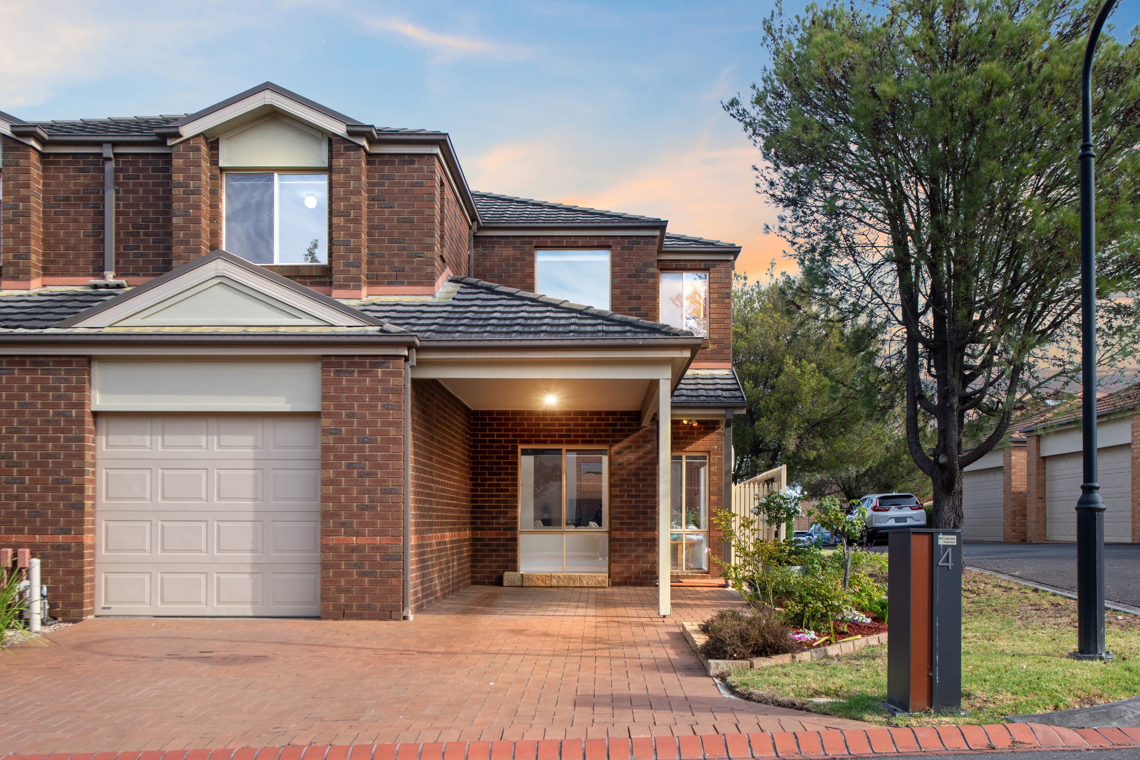 4 Houghton Drive, Ferntree Gully — listing photograph 2