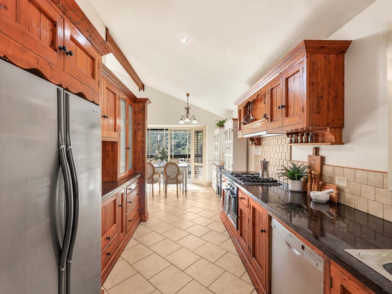 24 Bates Avenue, Upper Ferntree Gully — listing photograph 9