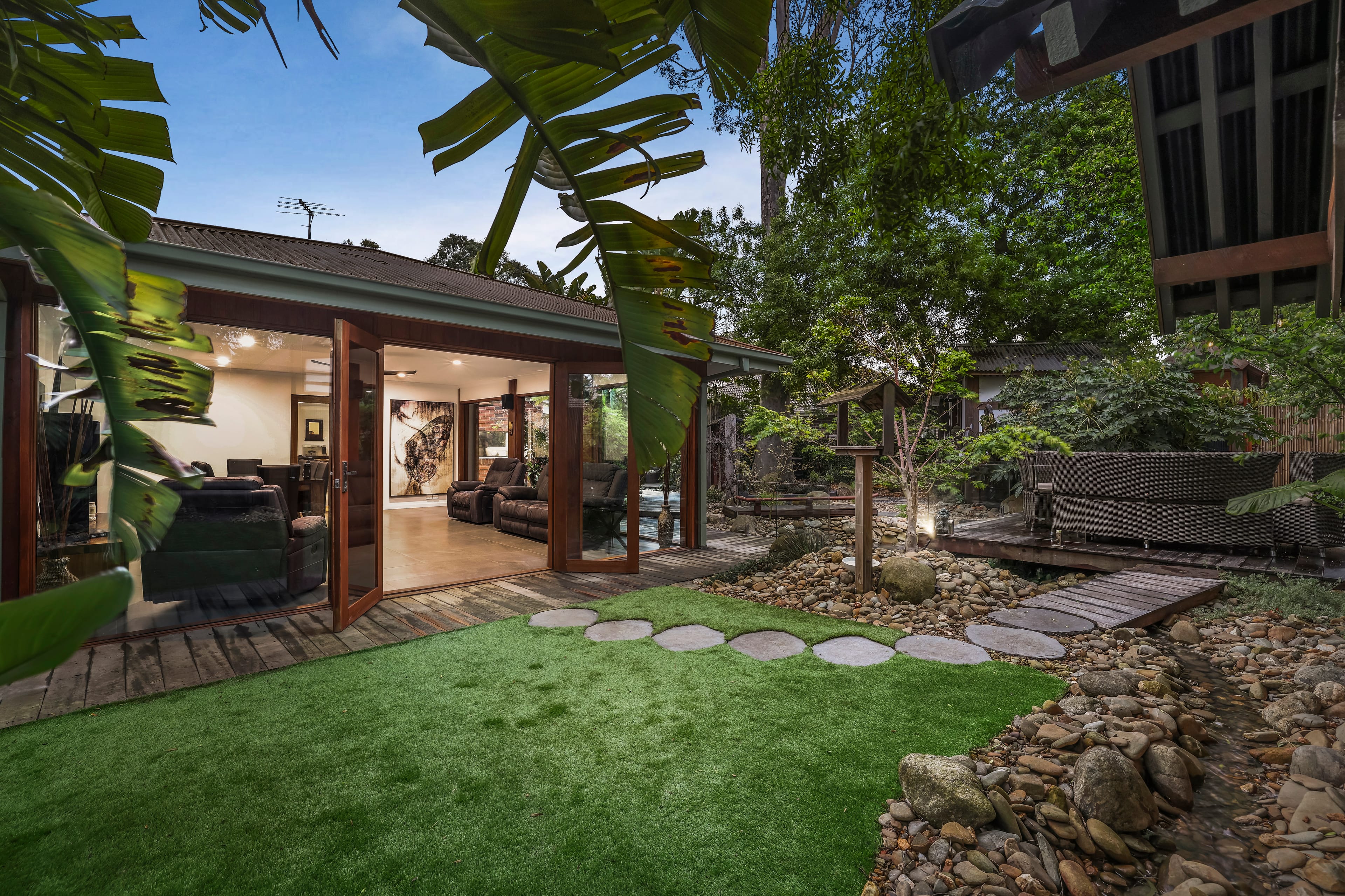 18 Ramsay Street, Bayswater North — listing photograph 2