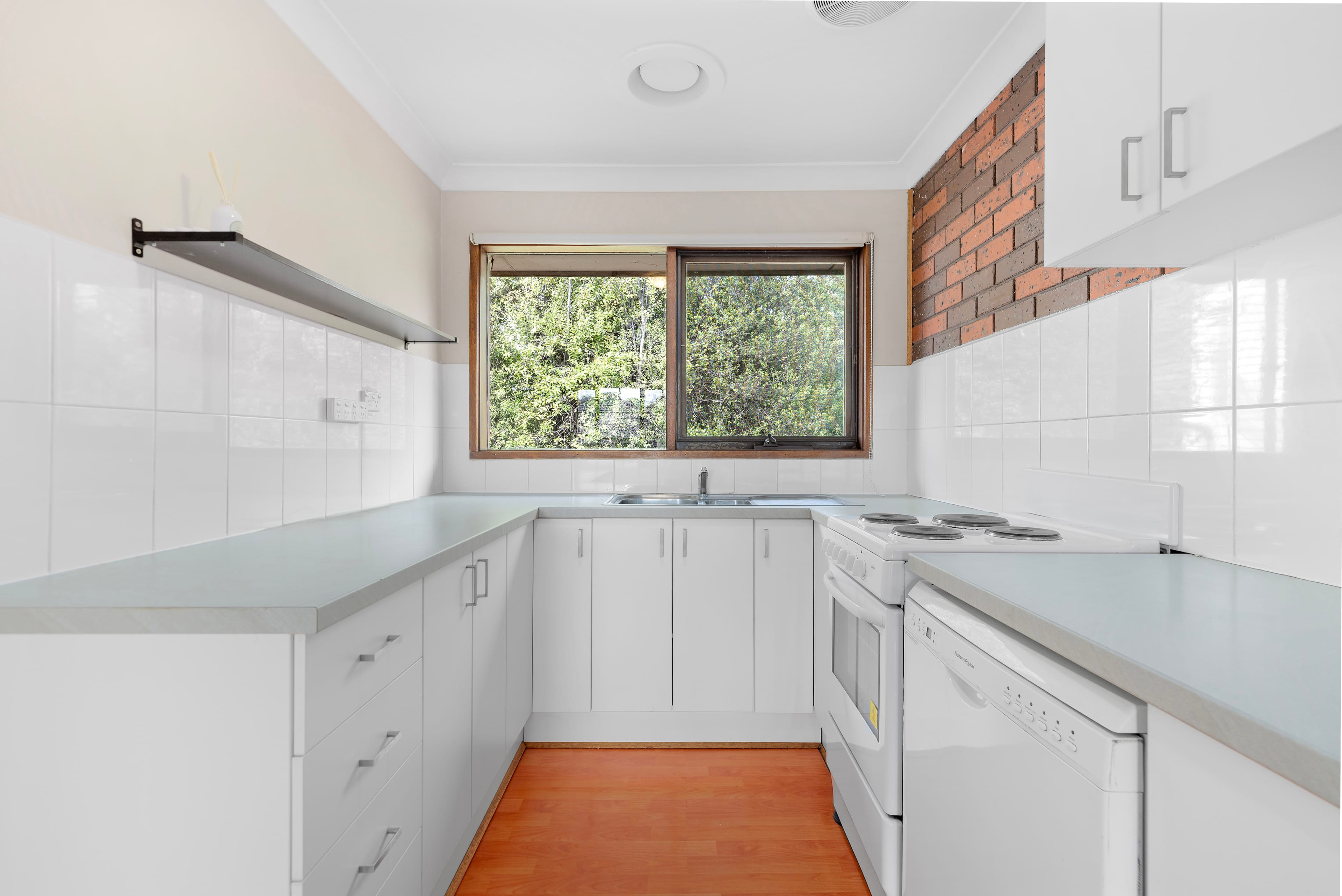 2/4 The Crescent, Ferntree Gully — listing photograph 8