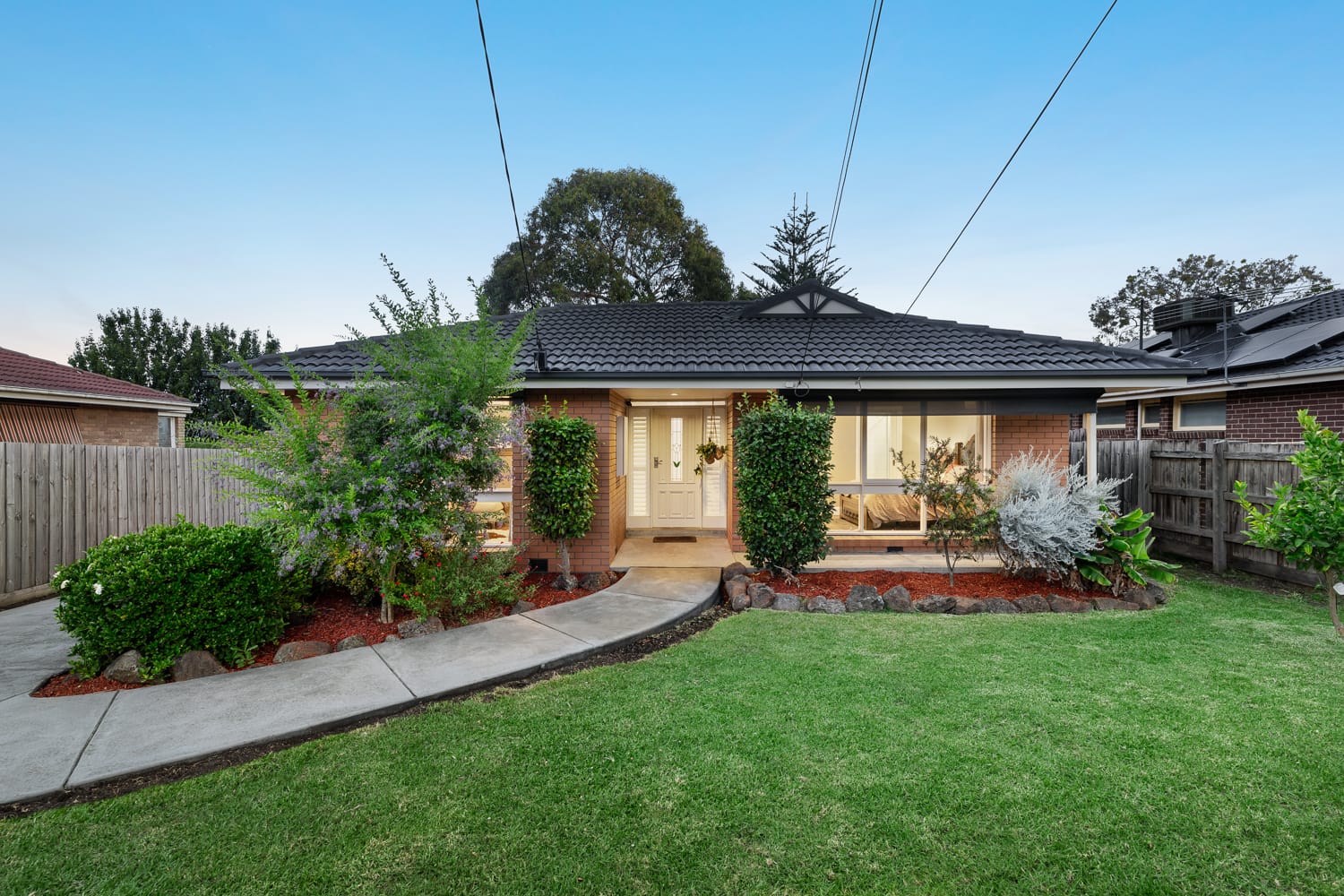 50 Folkstone Crescent, Ferntree Gully — listing photograph 2