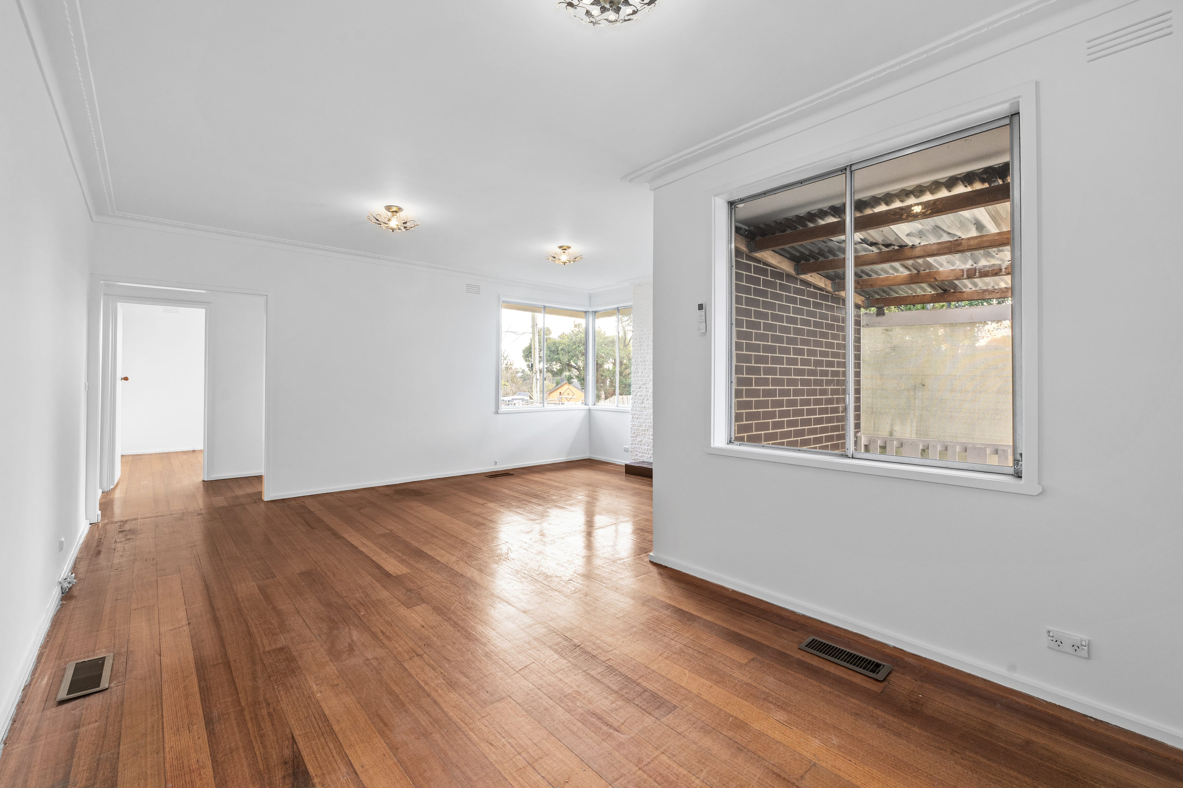 9 Enfield Drive, Bayswater — listing photograph 5